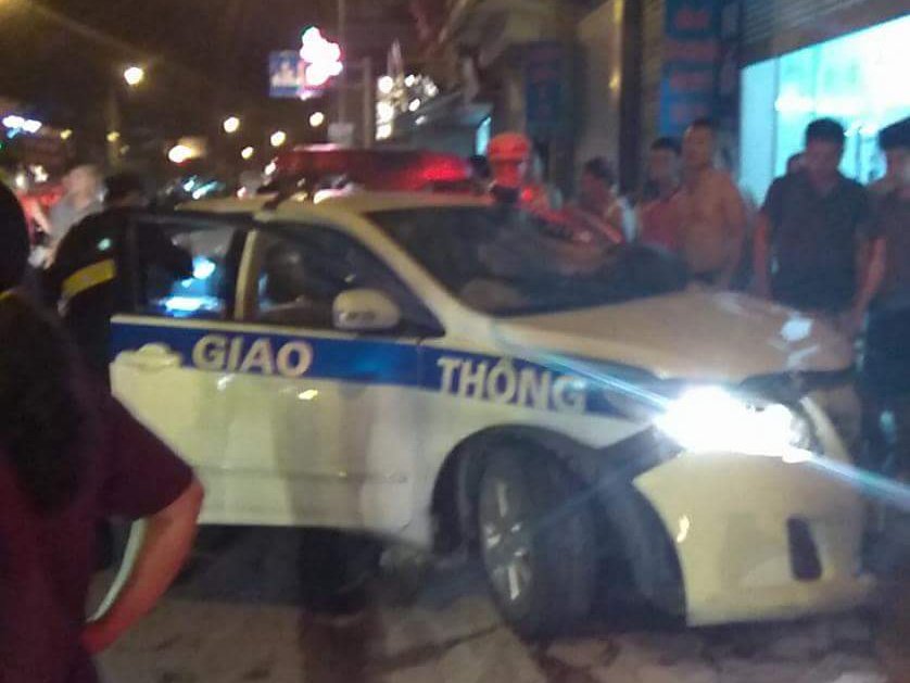 Xe CSGT nát đầu sau tai nạn, một người trọng thương