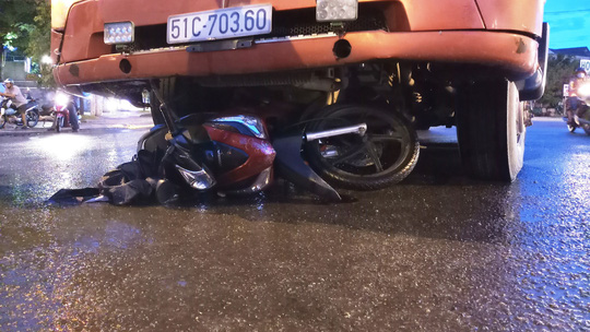 Chồng say chở vợ trên xe máy bị xe đầu kéo cuốn vào gầm
