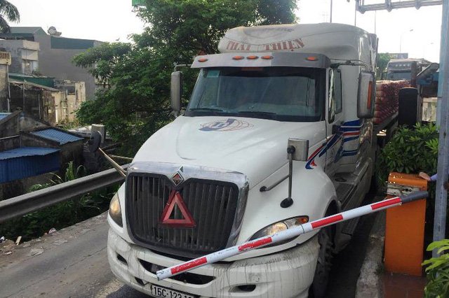 Tài xế không trả phí, hất tung barie trạm BOT Tân Đệ