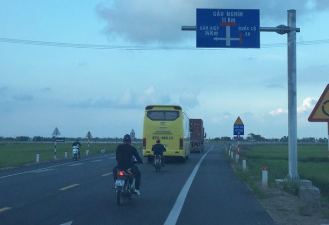 Vì sao nhiều tài xế hất văng barie khi đi qua trạm thu phí BOT Tân Đệ?