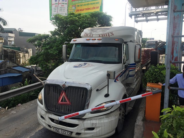 Vì sao nhiều tài xế hất văng barie khi đi qua trạm thu phí BOT Tân Đệ?