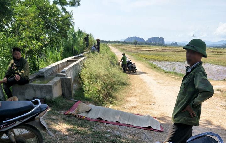 Người phụ nữ tử vong thương tâm khi rơi từ xe tải chở ngô