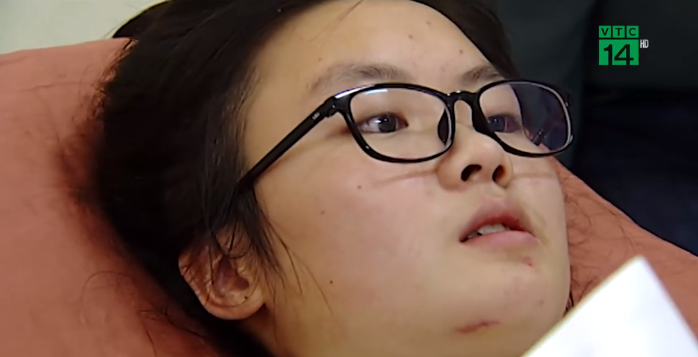 Nữ sinh bị tai nạn, chấn thương cột sống, phải vừa nằm vừa làm bài thi tuyển sinh vào lớp 10