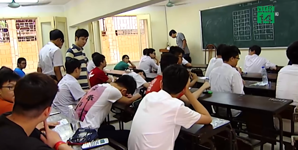 Nữ sinh bị tai nạn, chấn thương cột sống, phải vừa nằm vừa làm bài thi tuyển sinh vào lớp 10