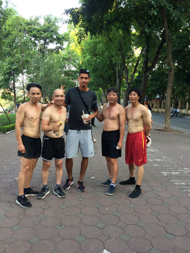 Đang đá cầu ở Bờ Hồ, chàng trai bỗng sững lại vài giấy vì gặp người nổi tiếng