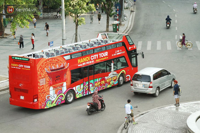 Sau một tuần lăn bánh, xe buýt mui trần giá vé 300 nghìn đồng/4 tiếng đìu hiu khách ở Hà Nội