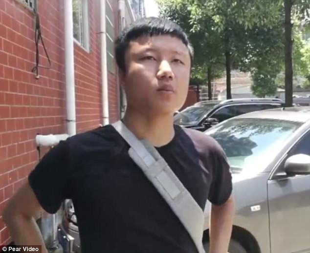 Lại xuất hiện thêm 1 Spider-Man tay không leo 5 tầng nhà để cứu em bé treo lơ lửng tại Trung Quốc