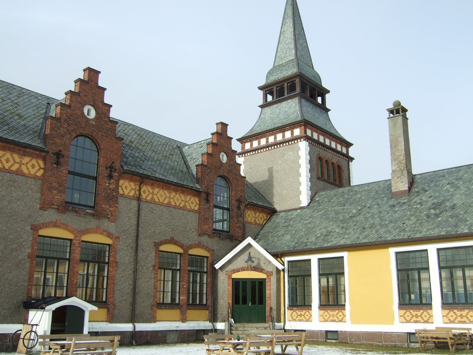 Cuộc sống trong nhà tù kỳ lạ nhất thế giới: Tù nhân thoải mái tắm nắng, tập gym và được nhận lương hàng tháng