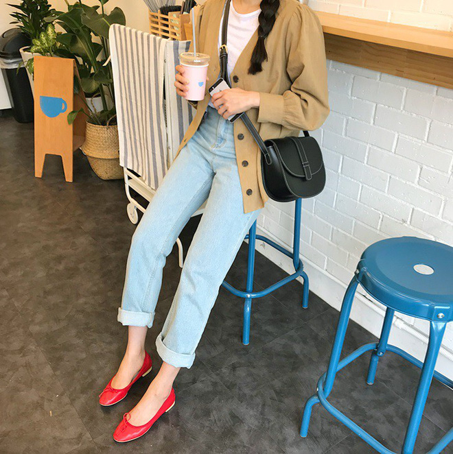 Chiếc áo vải đũi với hàng khuy to bản này đang được các quý cô châu Á cưng nựng hết sức vì vừa đẹp lại mặc mát lịm