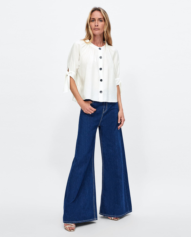 Chiếc áo vải đũi với hàng khuy to bản này đang được các quý cô châu Á cưng nựng hết sức vì vừa đẹp lại mặc mát lịm