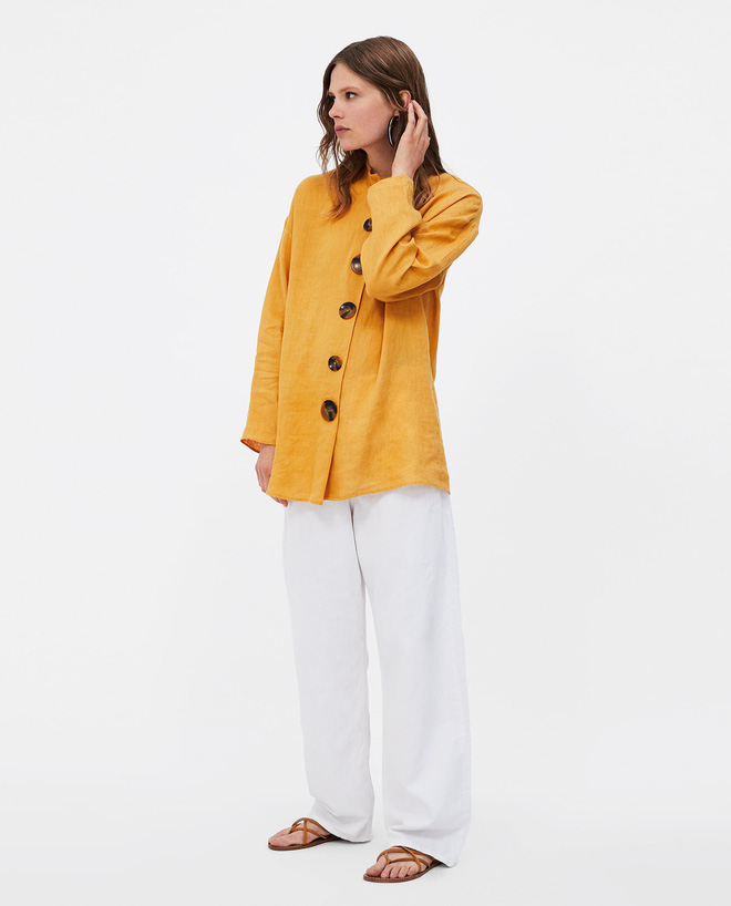 Chiếc áo vải đũi với hàng khuy to bản này đang được các quý cô châu Á cưng nựng hết sức vì vừa đẹp lại mặc mát lịm