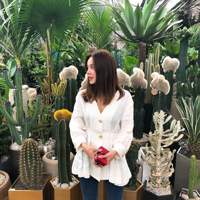 Chiếc áo vải đũi với hàng khuy to bản này đang được các quý cô châu Á cưng nựng hết sức vì vừa đẹp lại mặc mát lịm Chiếc áo vải đũi với hàng khuy to bản này đang được các quý cô châu Á cưng nựng hết sức vì vừa đẹp lại mặc mát lịm