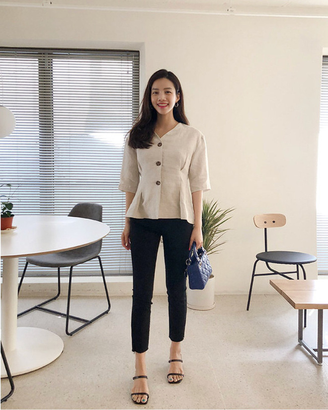 Chiếc áo vải đũi với hàng khuy to bản này đang được các quý cô châu Á cưng nựng hết sức vì vừa đẹp lại mặc mát lịm Chiếc áo vải đũi với hàng khuy to bản này đang được các quý cô châu Á cưng nựng hết sức vì vừa đẹp lại mặc mát lịm