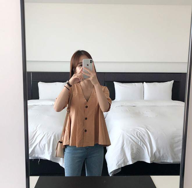 Chiếc áo vải đũi với hàng khuy to bản này đang được các quý cô châu Á cưng nựng hết sức vì vừa đẹp lại mặc mát lịm Chiếc áo vải đũi với hàng khuy to bản này đang được các quý cô châu Á cưng nựng hết sức vì vừa đẹp lại mặc mát lịm