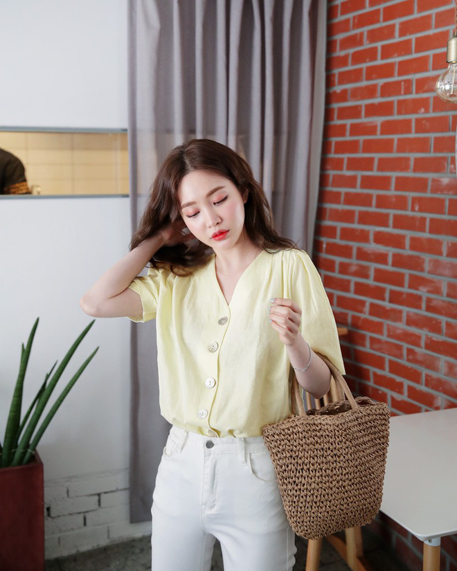 Chiếc áo vải đũi với hàng khuy to bản này đang được các quý cô châu Á cưng nựng hết sức vì vừa đẹp lại mặc mát lịm