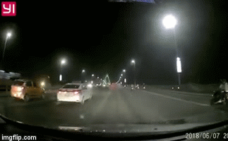 Video: Nằm rạp trên yên xe, lái một tay trên cầu Nhật Tân, thanh niên tử vong sau cú đâm cực mạnh