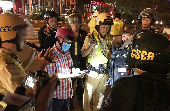 Thanh niên cù nhầy, hỏi CSGT biết nhậu không?