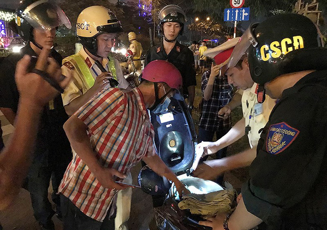 Thanh niên cù nhầy, hỏi CSGT biết nhậu không?