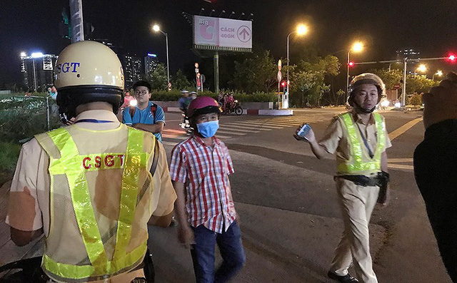 Thanh niên cù nhầy, hỏi CSGT biết nhậu không?