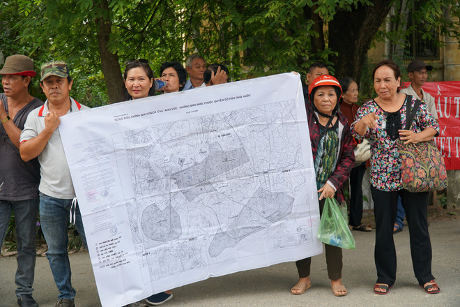 Dân Thủ Thiêm khóc ngất vì không vào được cuộc đối thoại