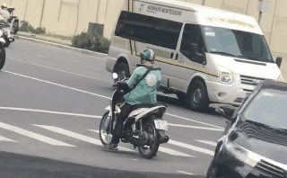Video: Giữa làn xe cộ đông đúc, chàng trai có hành động bá đạo nhất từ trước đến nay
