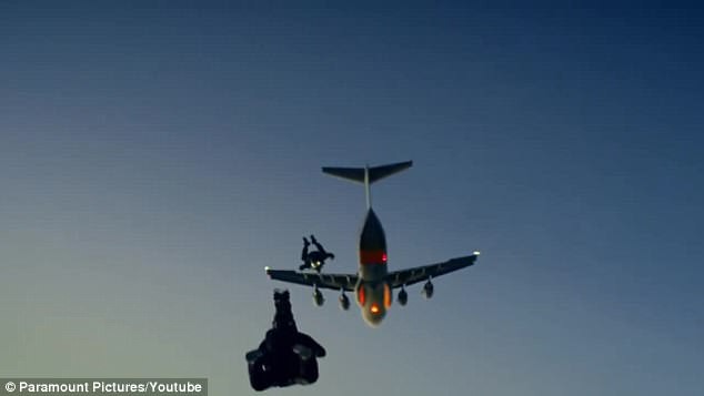 Cú nhảy ngoạn mục của Tom Cruise từ độ cao 7.600m trong Mission: Impossible Cú nhảy ngoạn mục của Tom Cruise từ độ cao 7.600m trong Mission: Impossible