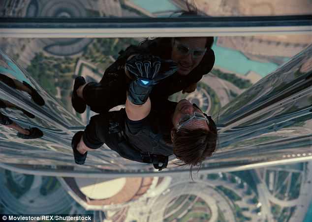 Cú nhảy ngoạn mục của Tom Cruise từ độ cao 7.600m trong Mission: Impossible Cú nhảy ngoạn mục của Tom Cruise từ độ cao 7.600m trong Mission: Impossible