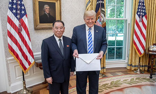 Trump tiết lộ lá thư của Kim Jong-un rất ấm áp