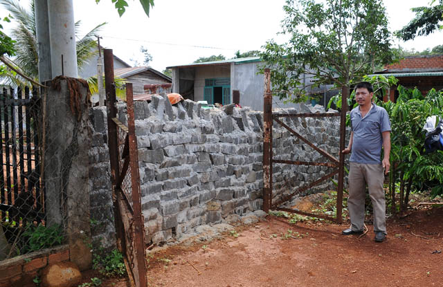 Đắk Nông: Chưa góp tiền làm đường NTM, dân bị bịt lối đi