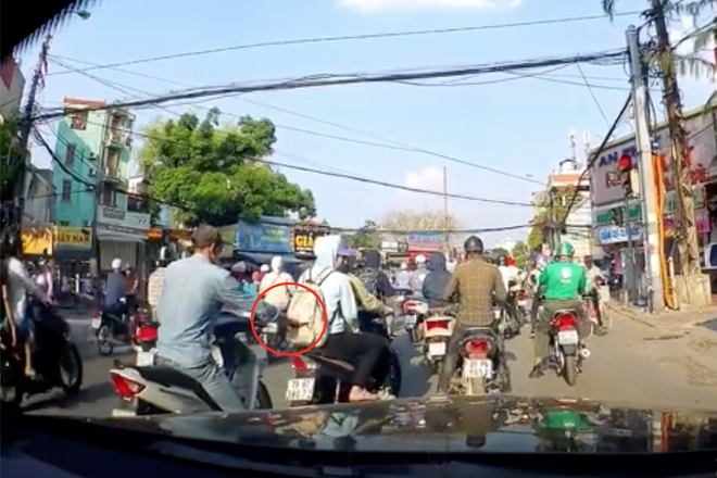 Hà Nội: Người đàn ông với bàn tay hư ngang nhiên móc túi cô gái đang dừng đèn đỏ tại ngã tư phố Vọng