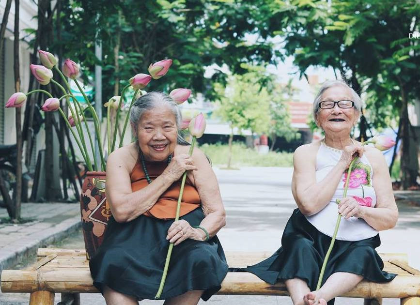 Lúc về già, chỉ ước có tình bạn đẹp như 2 cụ trong bộ ảnh này