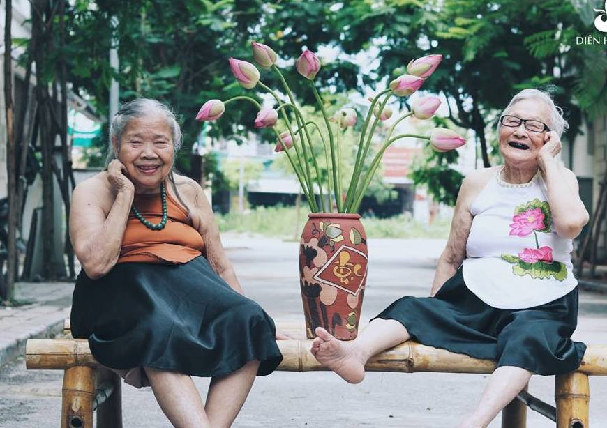 Lúc về già, chỉ ước có tình bạn đẹp như 2 cụ trong bộ ảnh này