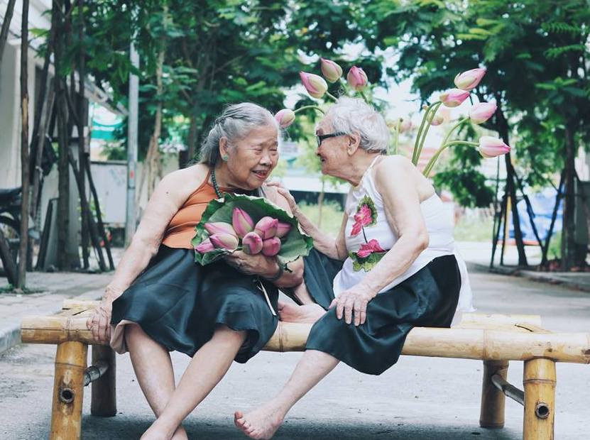 Lúc về già, chỉ ước có tình bạn đẹp như 2 cụ trong bộ ảnh này