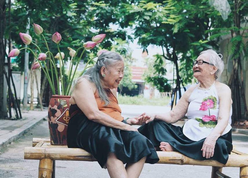 Lúc về già, chỉ ước có tình bạn đẹp như 2 cụ trong bộ ảnh này