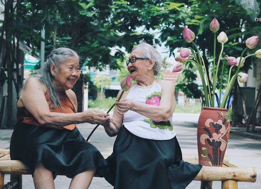 Lúc về già, chỉ ước có tình bạn đẹp như 2 cụ trong bộ ảnh này