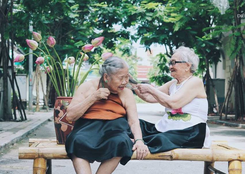 Lúc về già, chỉ ước có tình bạn đẹp như 2 cụ trong bộ ảnh này