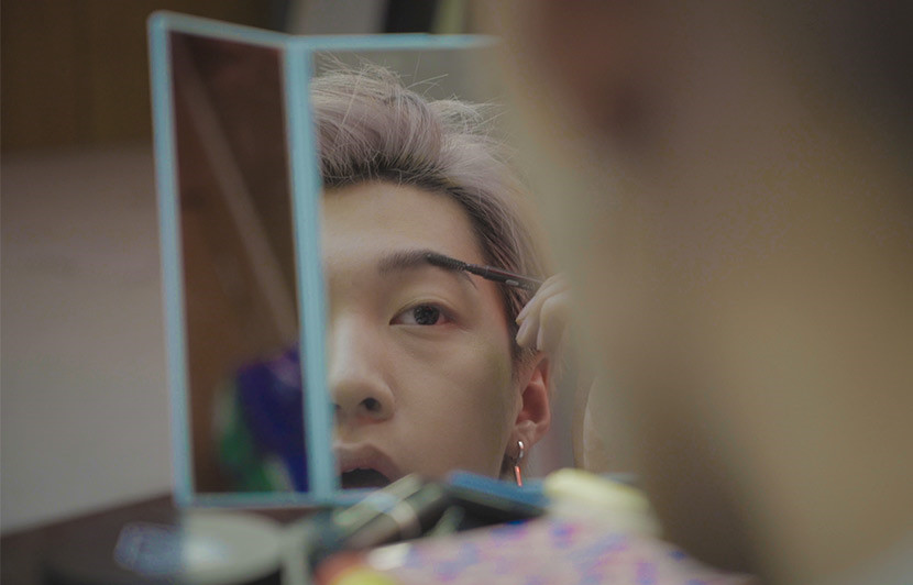 Ai nói trai thẳng thì không được dùng phấn son?