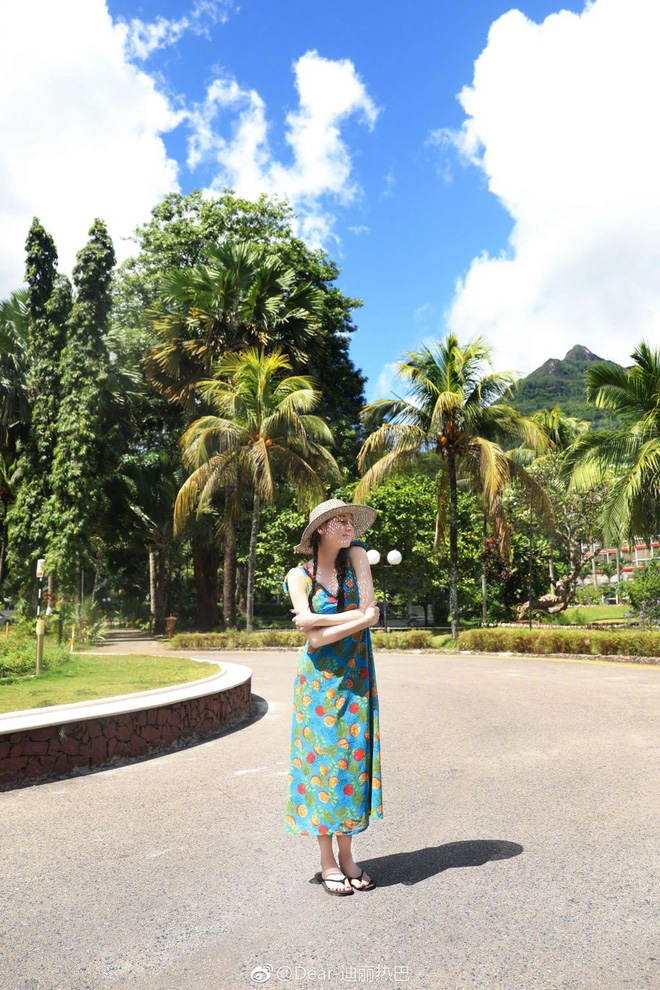 Khoe ảnh thiếu nữ mùa hè xinh đẹp, nhưng vòng 2 quá cỡ của Địch Lệ Nhiệt Ba mới là chủ đề gây tranh cãi Khoe ảnh thiếu nữ mùa hè xinh đẹp, nhưng vòng 2 quá cỡ của Địch Lệ Nhiệt Ba mới là chủ đề gây tranh cãi