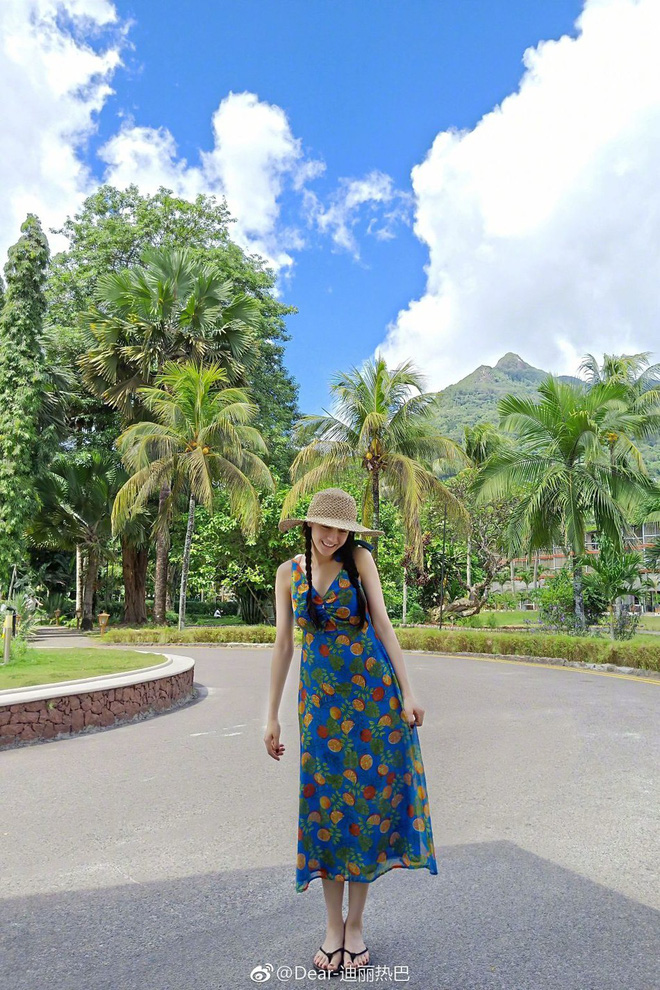 Khoe ảnh thiếu nữ mùa hè xinh đẹp, nhưng vòng 2 quá cỡ của Địch Lệ Nhiệt Ba mới là chủ đề gây tranh cãi