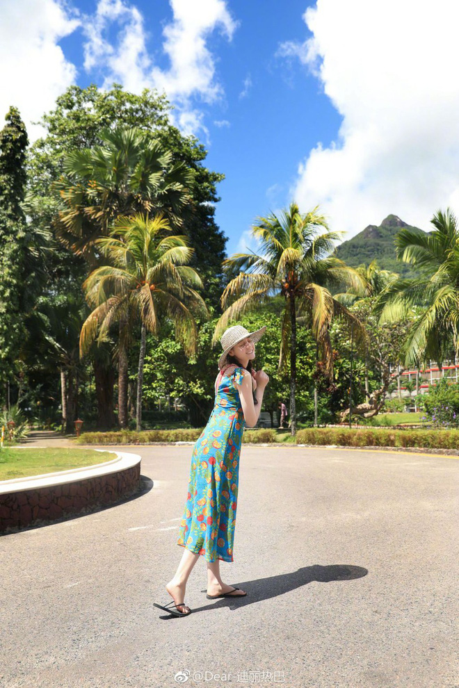 Khoe ảnh thiếu nữ mùa hè xinh đẹp, nhưng vòng 2 quá cỡ của Địch Lệ Nhiệt Ba mới là chủ đề gây tranh cãi Khoe ảnh thiếu nữ mùa hè xinh đẹp, nhưng vòng 2 quá cỡ của Địch Lệ Nhiệt Ba mới là chủ đề gây tranh cãi