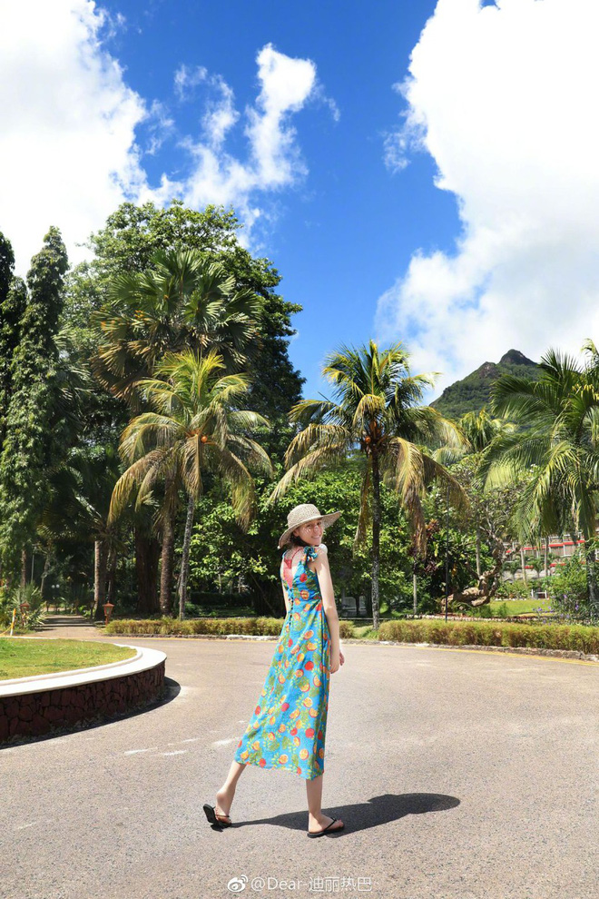 Khoe ảnh thiếu nữ mùa hè xinh đẹp, nhưng vòng 2 quá cỡ của Địch Lệ Nhiệt Ba mới là chủ đề gây tranh cãi Khoe ảnh thiếu nữ mùa hè xinh đẹp, nhưng vòng 2 quá cỡ của Địch Lệ Nhiệt Ba mới là chủ đề gây tranh cãi
