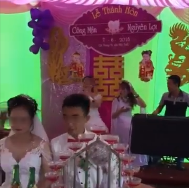Cô gái bật khóc hát Kẻ phản bội trong đám cưới người yêu cũ, cô dâu chú rể ngồi dưới cười khúc khích Cô gái bật khóc hát Kẻ phản bội trong đám cưới người yêu cũ, cô dâu chú rể ngồi dưới cười khúc khích
