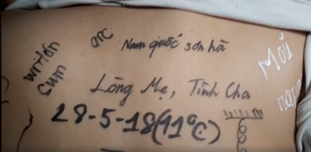 Nam sinh hổ báo nhất năm: xăm kín lưng toàn công thức toán, hoá