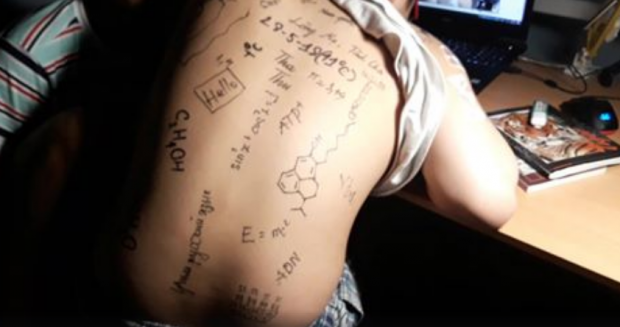 Nam sinh hổ báo nhất năm: xăm kín lưng toàn công thức toán, hoá
