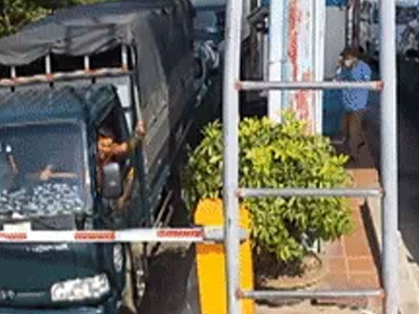 Tài xế dùng dao chặt barie, tát nhân viên trạm BOT ở Thái Bình