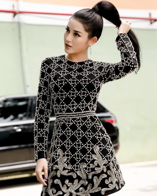 Thanh Hằng đẹp nhất tuần với đầm xanh ngọc bích