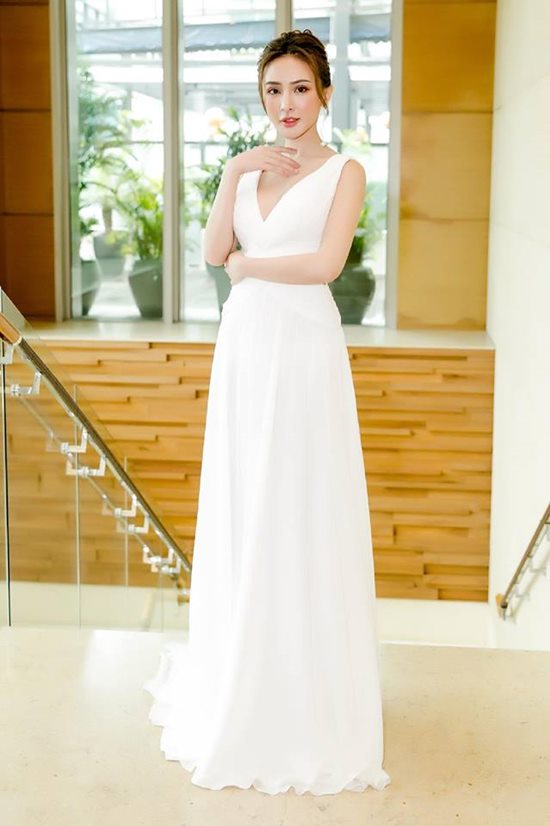 Thanh Hằng đẹp nhất tuần với đầm xanh ngọc bích