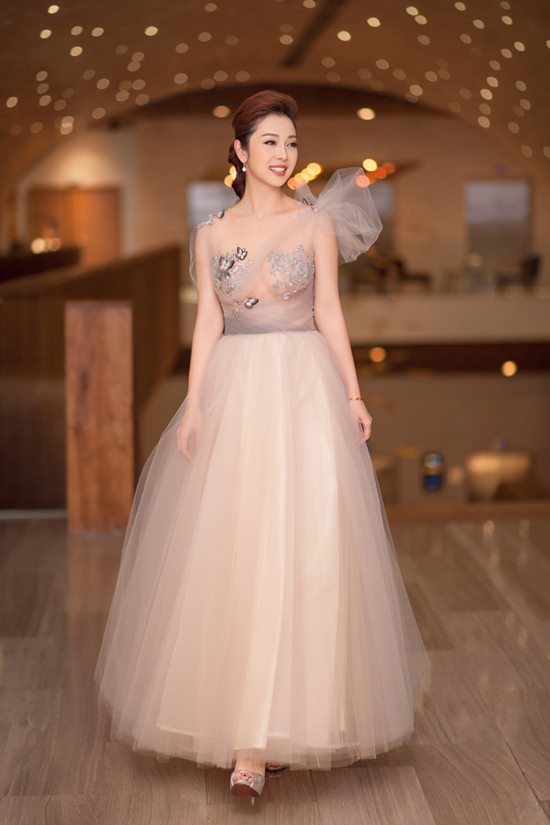 Thanh Hằng đẹp nhất tuần với đầm xanh ngọc bích