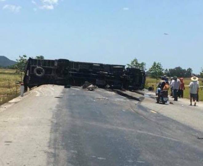 Tai nạn liên hoàn, 2 xe tải lật, 1 xe khách lao xuống ruộng làm 10 người bị thương