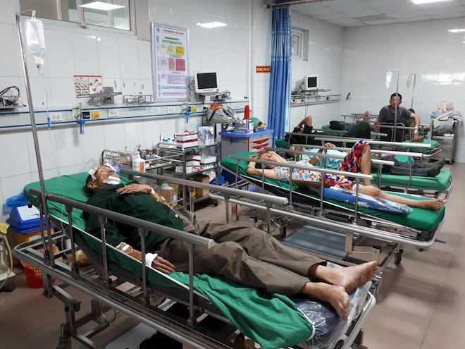 Tai nạn liên hoàn, 2 xe tải lật, 1 xe khách lao xuống ruộng làm 10 người bị thương